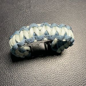 Paracord bracelet light blue and white